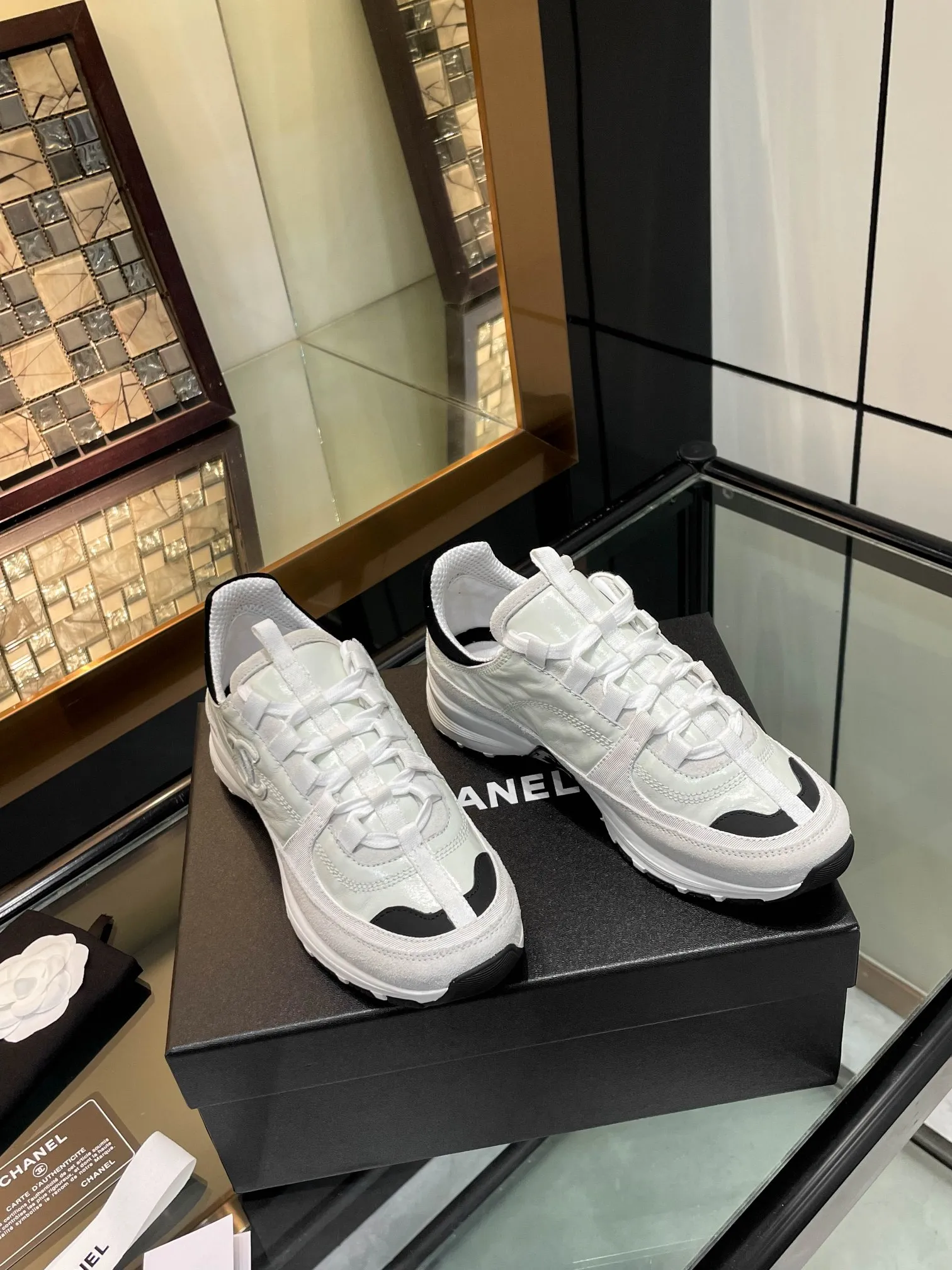 👟👟Ex-factory price 580👟👟 Chanel Chanel 25SS latest white shoes, casual sports shoes, skate shoes, original purchase, development and production, Xiaoxiang C Home counter is another super hot model, loved by Internet celebrity bloggers and ladies, various praises on social platforms, super popular, high quality, breathable, super spring and summer, seeing this issue can always arouse the inner desire of girls for fashion. The latest calfskin material Classic black and white color scheme, fashionable on the feet and easy to care for #Material: Original customized imported cowhide material #Inner lining: Customized soft sheepskin lining #Sole: Original molded TPU non-slip outsole #Sole thickness: 2.5CM Size: 35-40